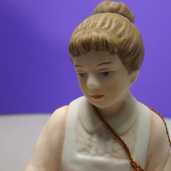 Homco Denim Days 8821 “Helping Mom” with tag Girl helping in Kitchen - Picture 16 of 16